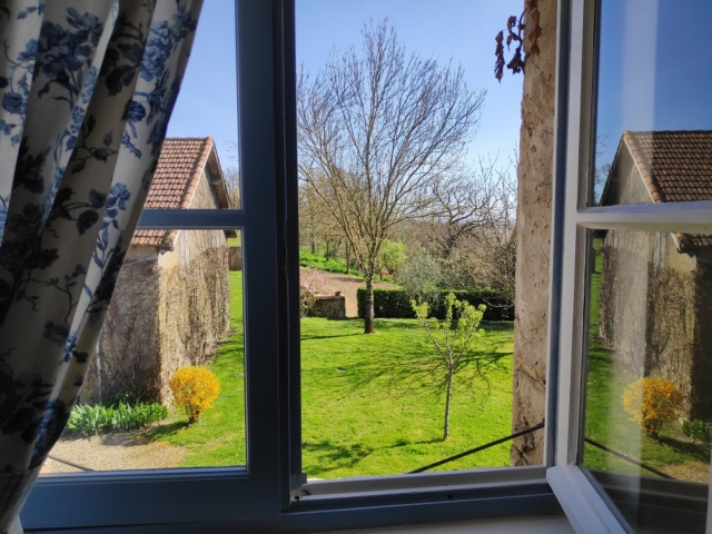 La vue du jardin depuis la chambre de la lingère